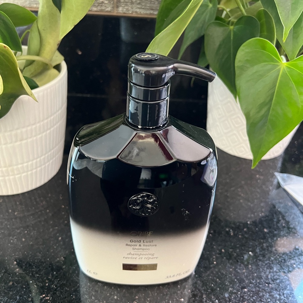 ORIBE Gold Lust Shampoo
Repair & Restore  
33.8 oz/ 1 L